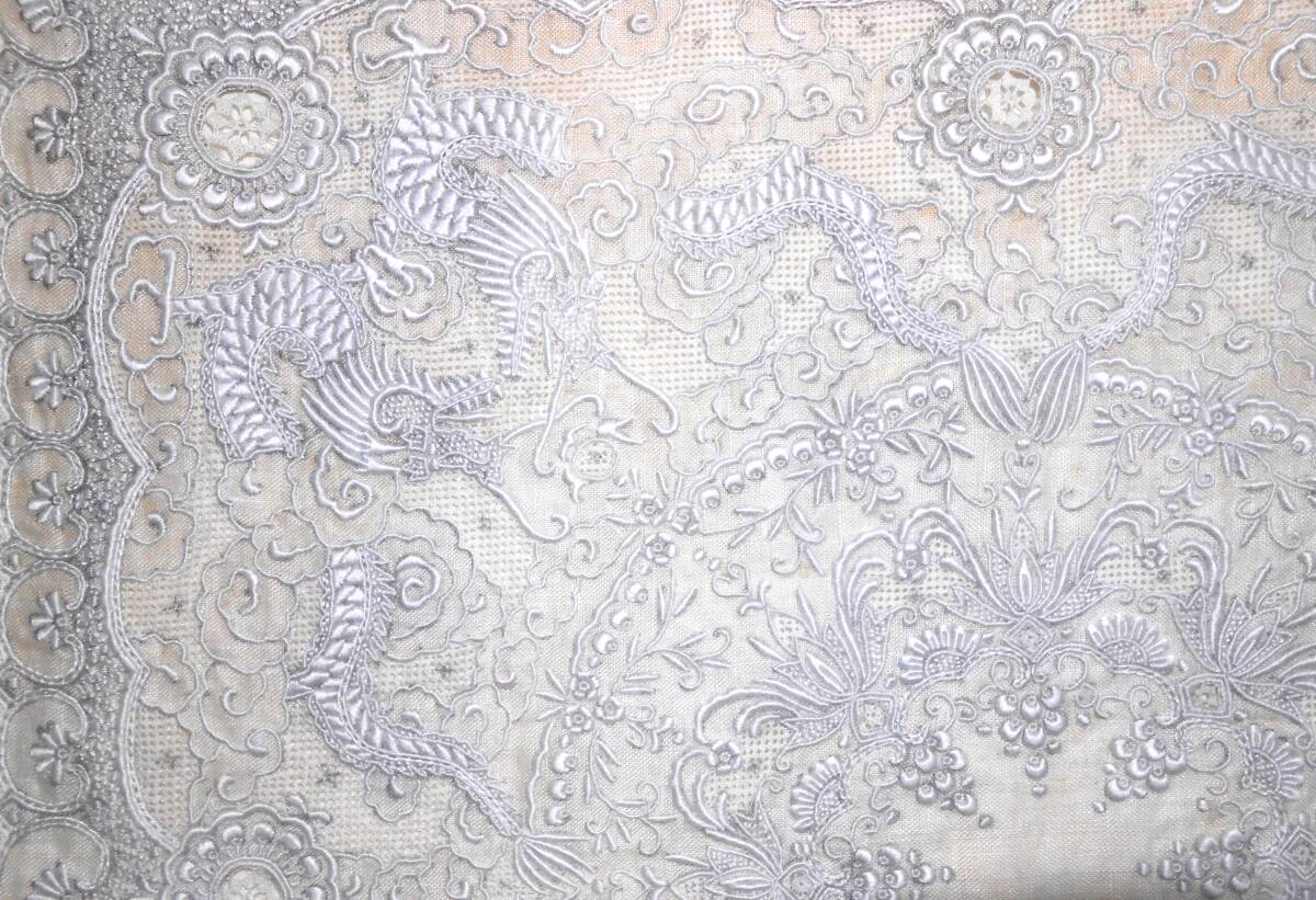 未使用 汕頭 スワトウ 手刺繍 ハンカチ 八匹 雲龍 草花文様 ヴィンテージ 精緻で美しい刺繍です_画像7