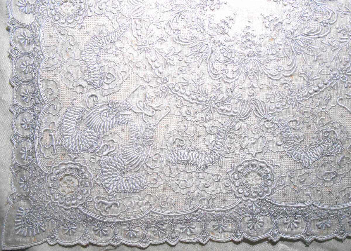 未使用 汕頭 スワトウ 手刺繍 ハンカチ 八匹 雲龍 草花文様 ヴィンテージ 精緻で美しい刺繍です_画像9