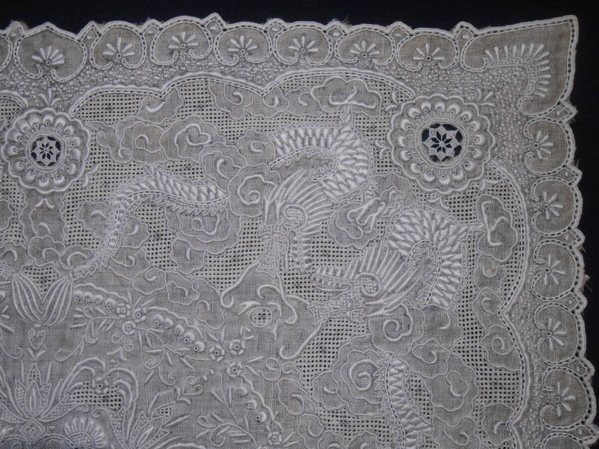 未使用 汕頭 スワトウ 手刺繍 ハンカチ 八匹 雲龍 草花文様 ヴィンテージ 精緻で美しい刺繍です_画像3