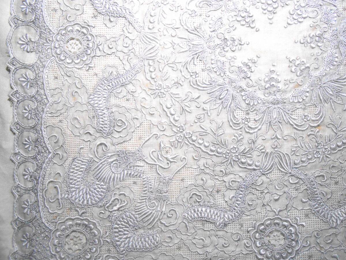 未使用 汕頭 スワトウ 手刺繍 ハンカチ 八匹 雲龍 草花文様 ヴィンテージ 精緻で美しい刺繍です_画像8