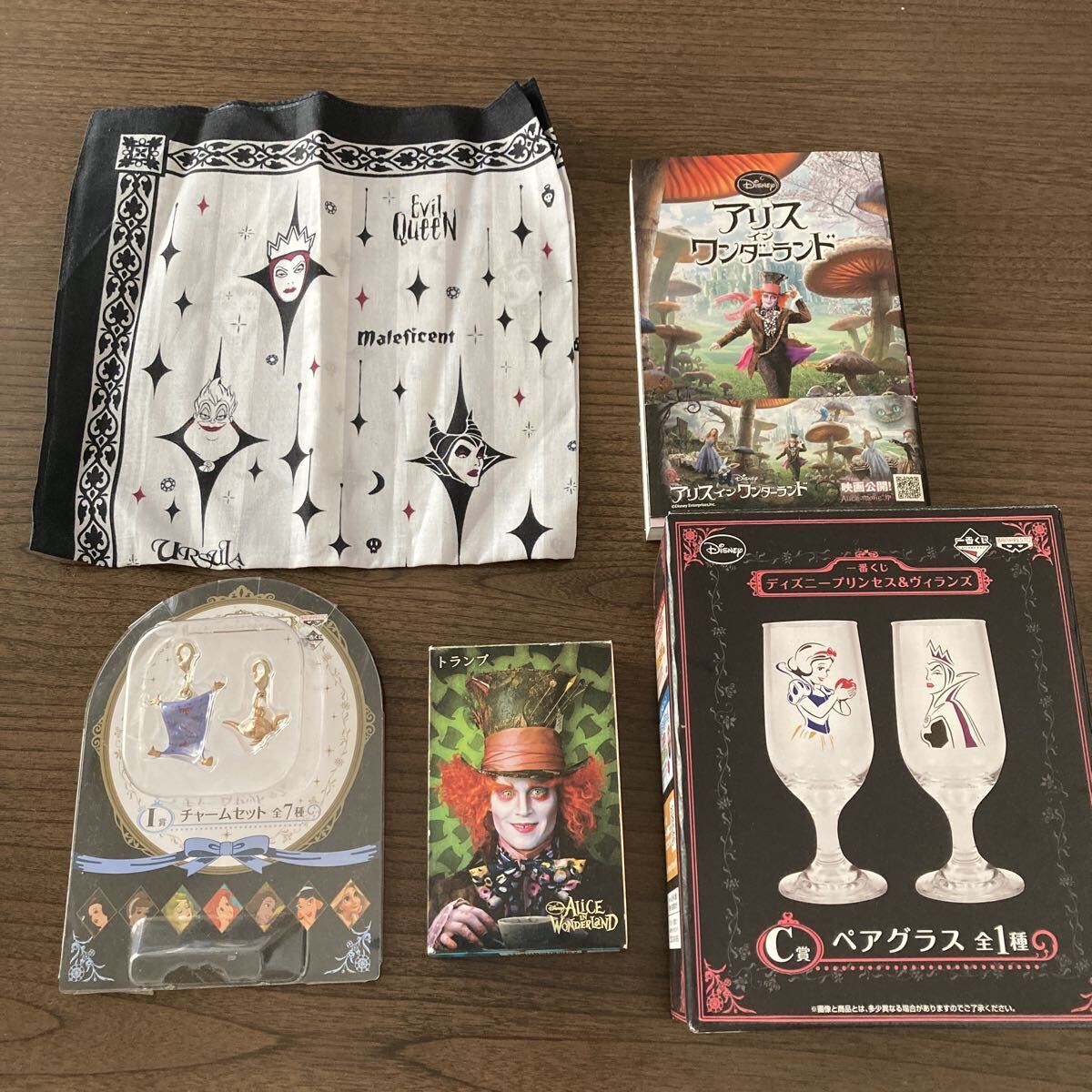 送料無料　ディズニーグッズ　　アリストランプ、本　白雪姫ペアグラス　チャームセット　ハンカチ_画像1