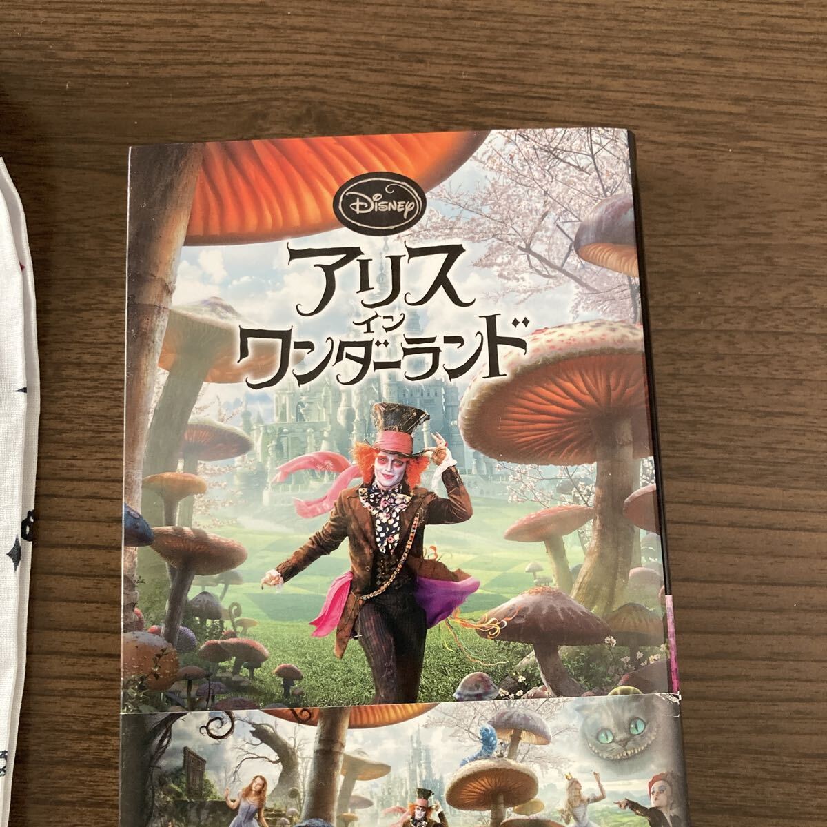 送料無料　ディズニーグッズ　　アリストランプ、本　白雪姫ペアグラス　チャームセット　ハンカチ_画像3