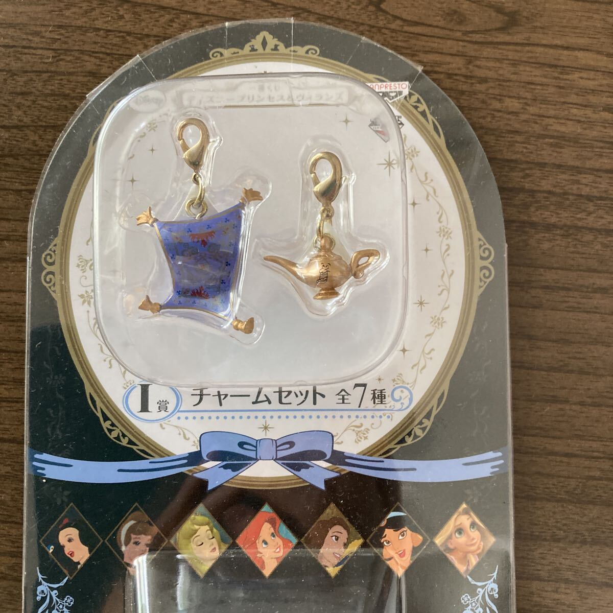 送料無料　ディズニーグッズ　　アリストランプ、本　白雪姫ペアグラス　チャームセット　ハンカチ_画像4