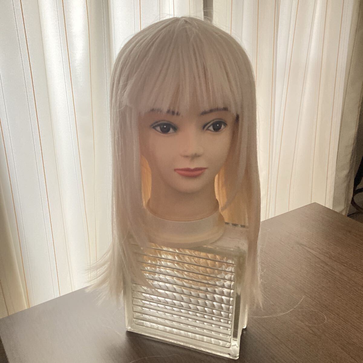 ウィッグ airilyコスプレ　ミディアムロング中古 象牙色　アイボリー_画像1