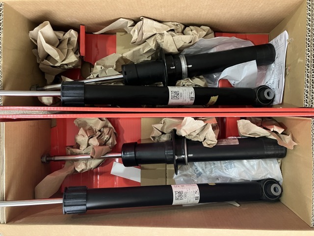 アウディ　Audi　A7　2021年モデル　45 F2　S Line Sライン　純正ショック　前後一式　_画像1