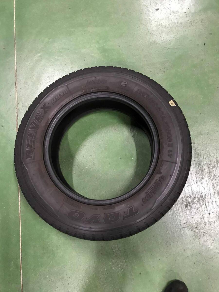 ⑤ライトトラック用スタッドレス 205/70R16 111/109L LT トーヨーDELVEX M934 1本 当方オークションで同サイズ多数出品中_画像1