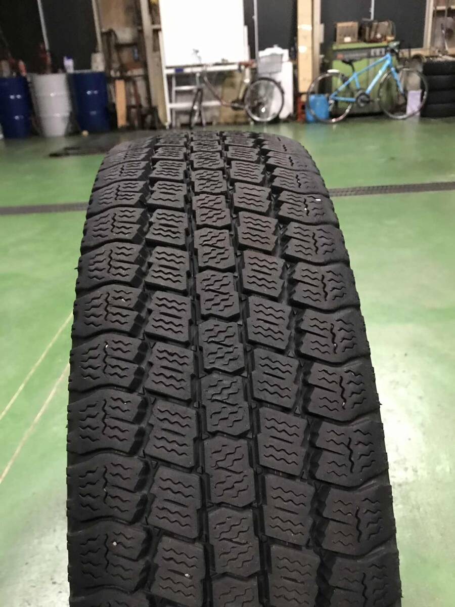⑥ライトトラック用スタッドレス　205/70R16 111/109L LT トーヨーDELVEX M934　１本　当方オークションで同サイズ多数出品中_画像2