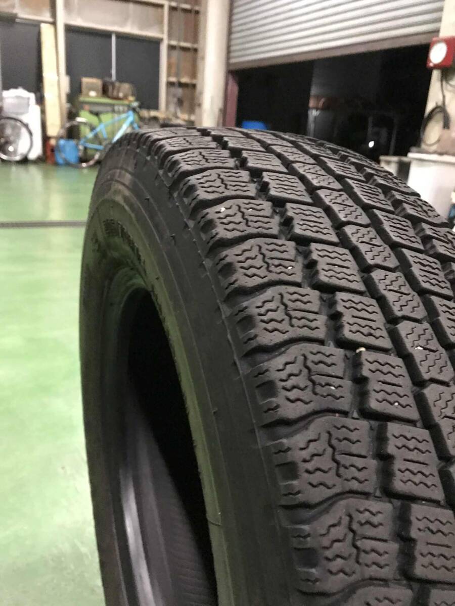 (C) ライトトラック用スタッドレス　205/70R16 111/109L LT トーヨーDELVEX M934　１本　当方オークションで同サイズ多数出品中_画像3
