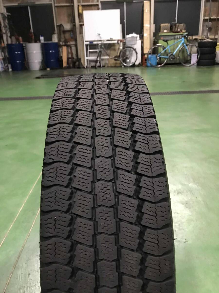 (D) ライトトラック用スタッドレス　205/70R16 111/109L LT トーヨーDELVEX M934　１本　当方オークションで同サイズ多数出品中_画像2