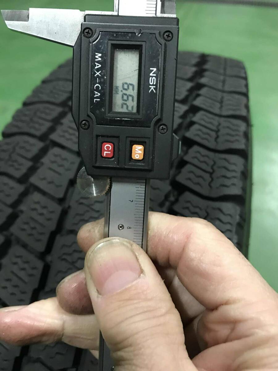 (D) ライトトラック用スタッドレス　205/70R16 111/109L LT トーヨーDELVEX M934　１本　当方オークションで同サイズ多数出品中_画像6