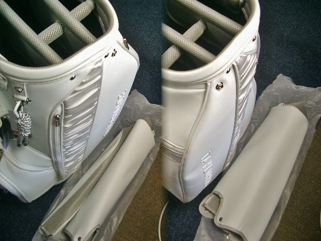 未使用　テーラーメイド　レディース　エレガンス・デザイン　タックリボン風　合皮レザー　オフ白グレー　ゴルフバッグ_画像3