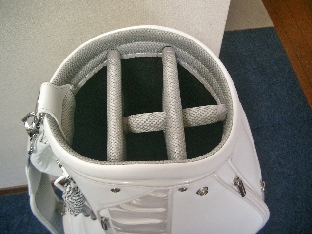 未使用　テーラーメイド　レディース　エレガンス・デザイン　タックリボン風　合皮レザー　オフ白グレー　ゴルフバッグ_画像4