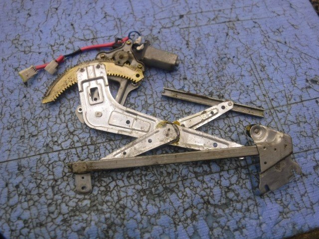 【青森発】中古 フォレスター TA-SG5 右Fドアレギュレータ・モーター 61188SA021 ※状態 車体情報等 説明欄要確認_画像2