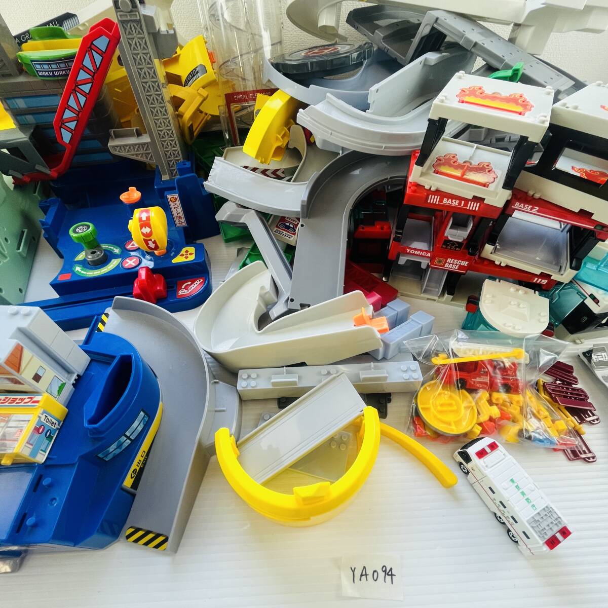 (ヤ)YA094【トミカタウンまとめ】タカラトミー TAKARA TOMY ダブルアクショントミカビル 出動！消火！レスキューベース トミカワールド_画像4