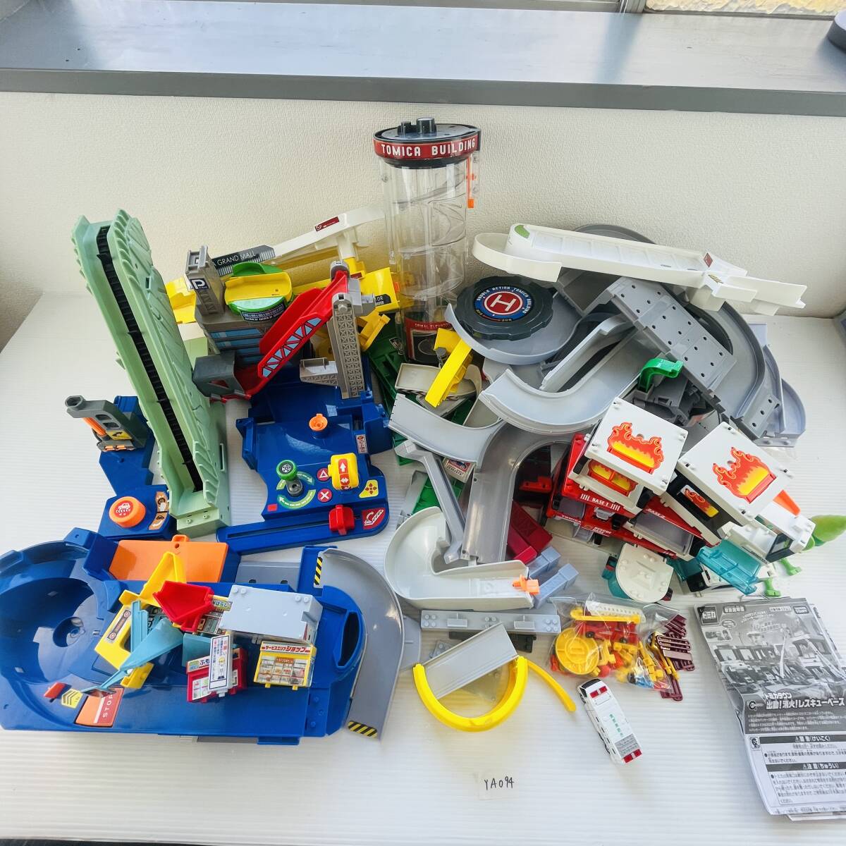 (ヤ)YA094【トミカタウンまとめ】タカラトミー TAKARA TOMY ダブルアクショントミカビル 出動！消火！レスキューベース トミカワールド_画像1