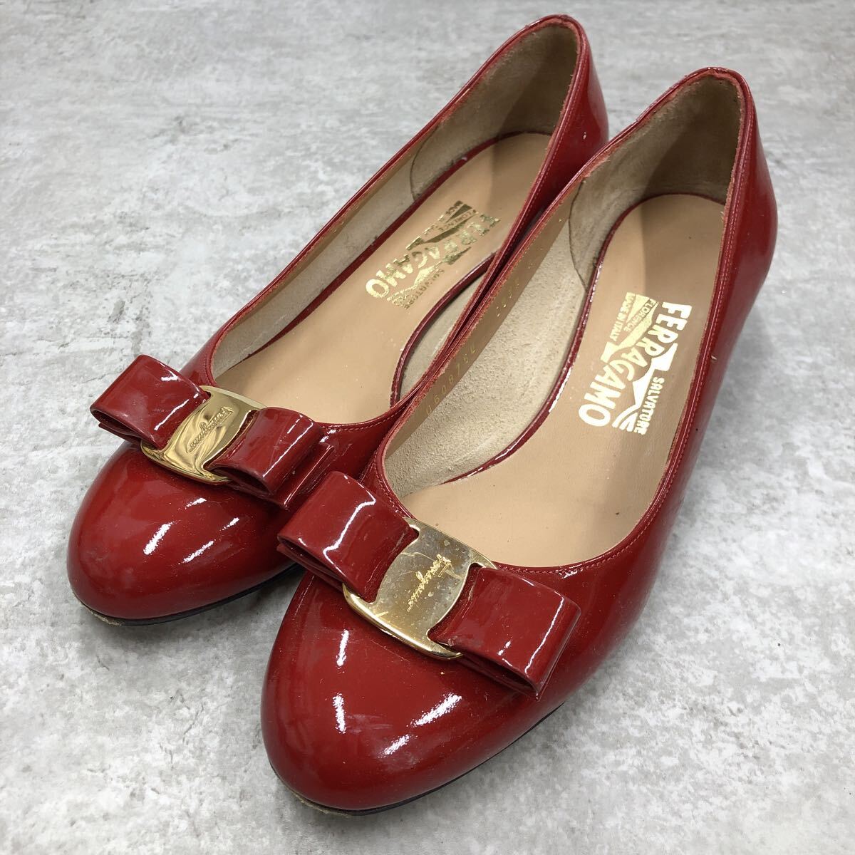 Salvatore Ferragamo туфли-лодочки vala лента vala Италия производства плоская обувь красный эмаль красный примерно 24.5cm