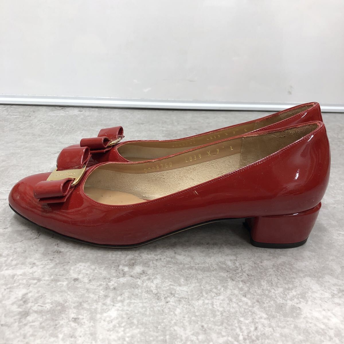 Salvatore Ferragamo туфли-лодочки vala лента vala Италия производства плоская обувь красный эмаль красный примерно 24.5cm