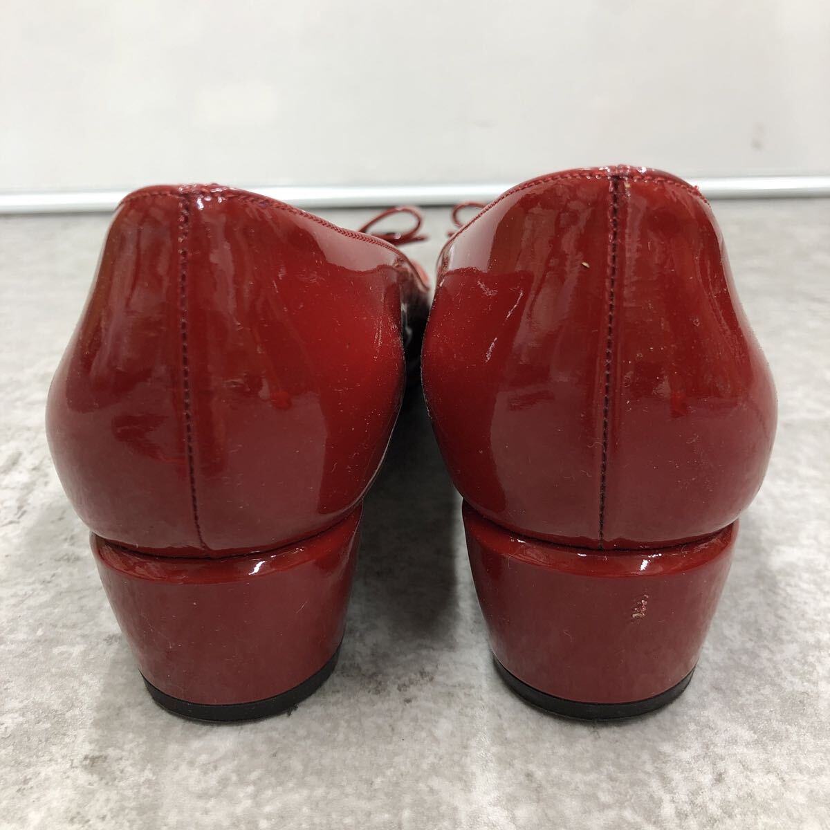 Salvatore Ferragamo туфли-лодочки vala лента vala Италия производства плоская обувь красный эмаль красный примерно 24.5cm