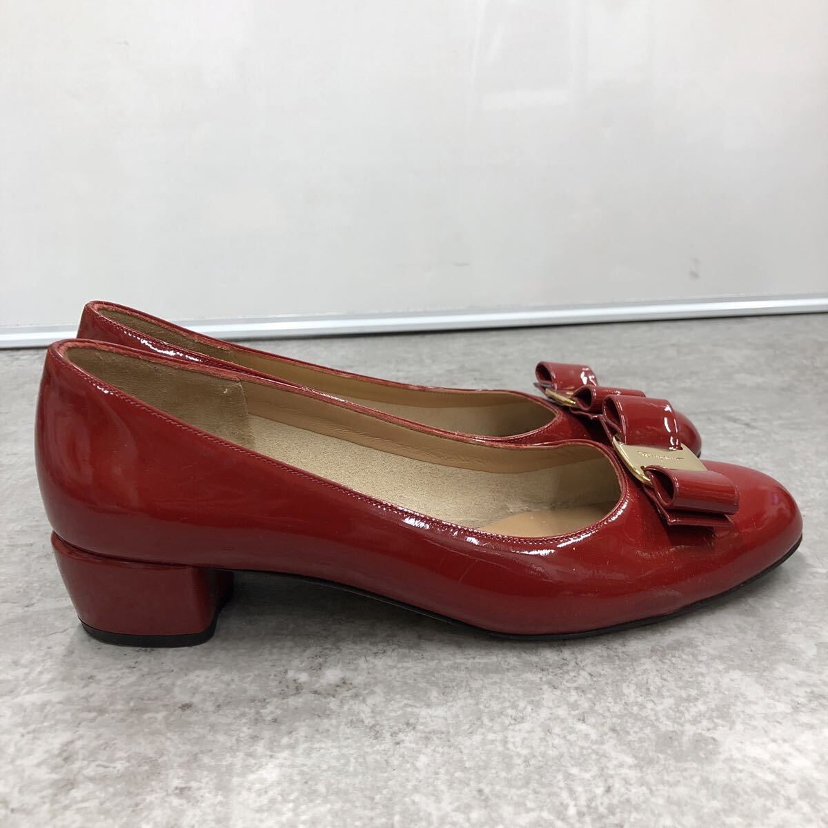 Salvatore Ferragamo туфли-лодочки vala лента vala Италия производства плоская обувь красный эмаль красный примерно 24.5cm