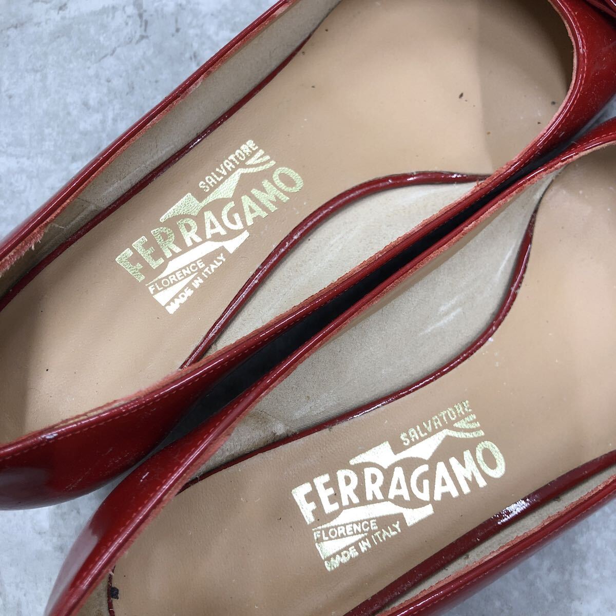 Salvatore Ferragamo туфли-лодочки vala лента vala Италия производства плоская обувь красный эмаль красный примерно 24.5cm