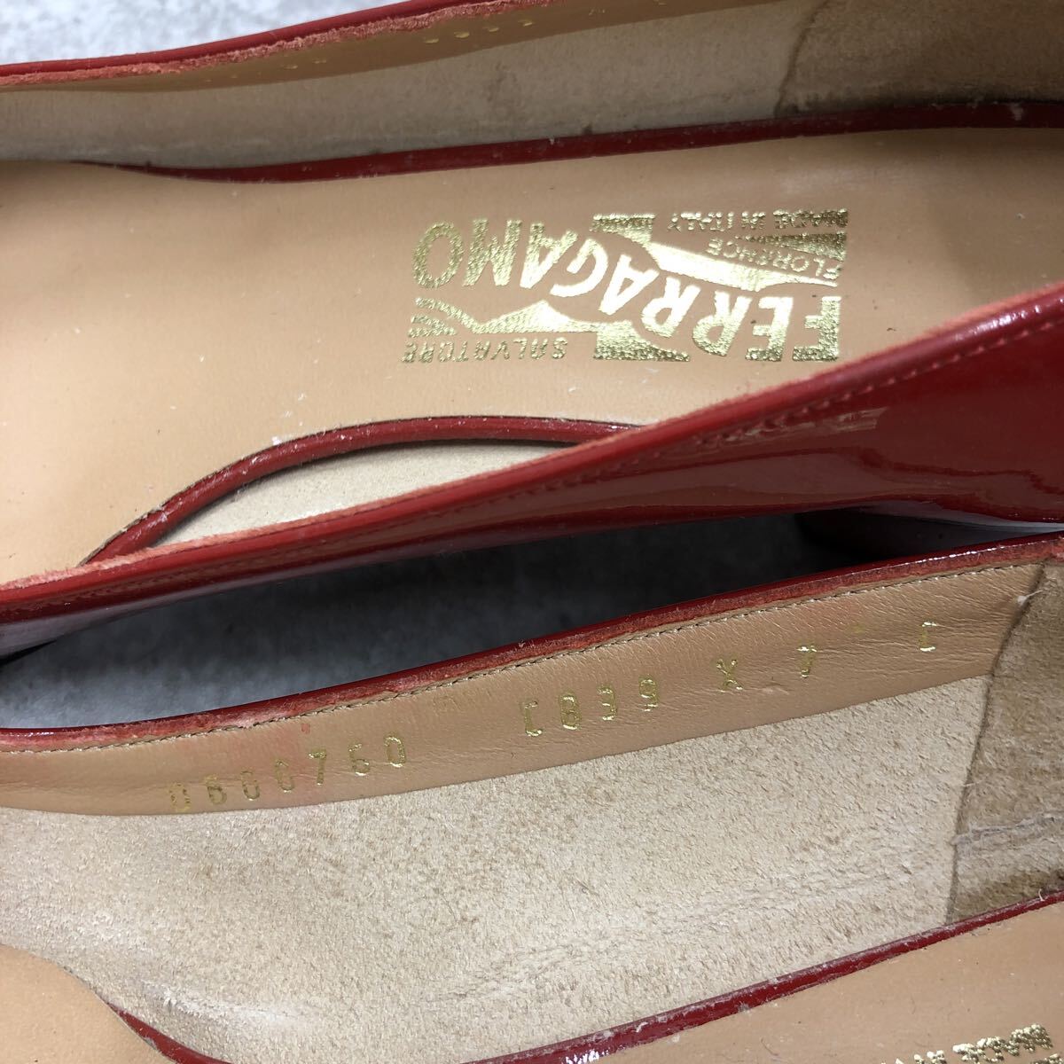 Salvatore Ferragamo туфли-лодочки vala лента vala Италия производства плоская обувь красный эмаль красный примерно 24.5cm