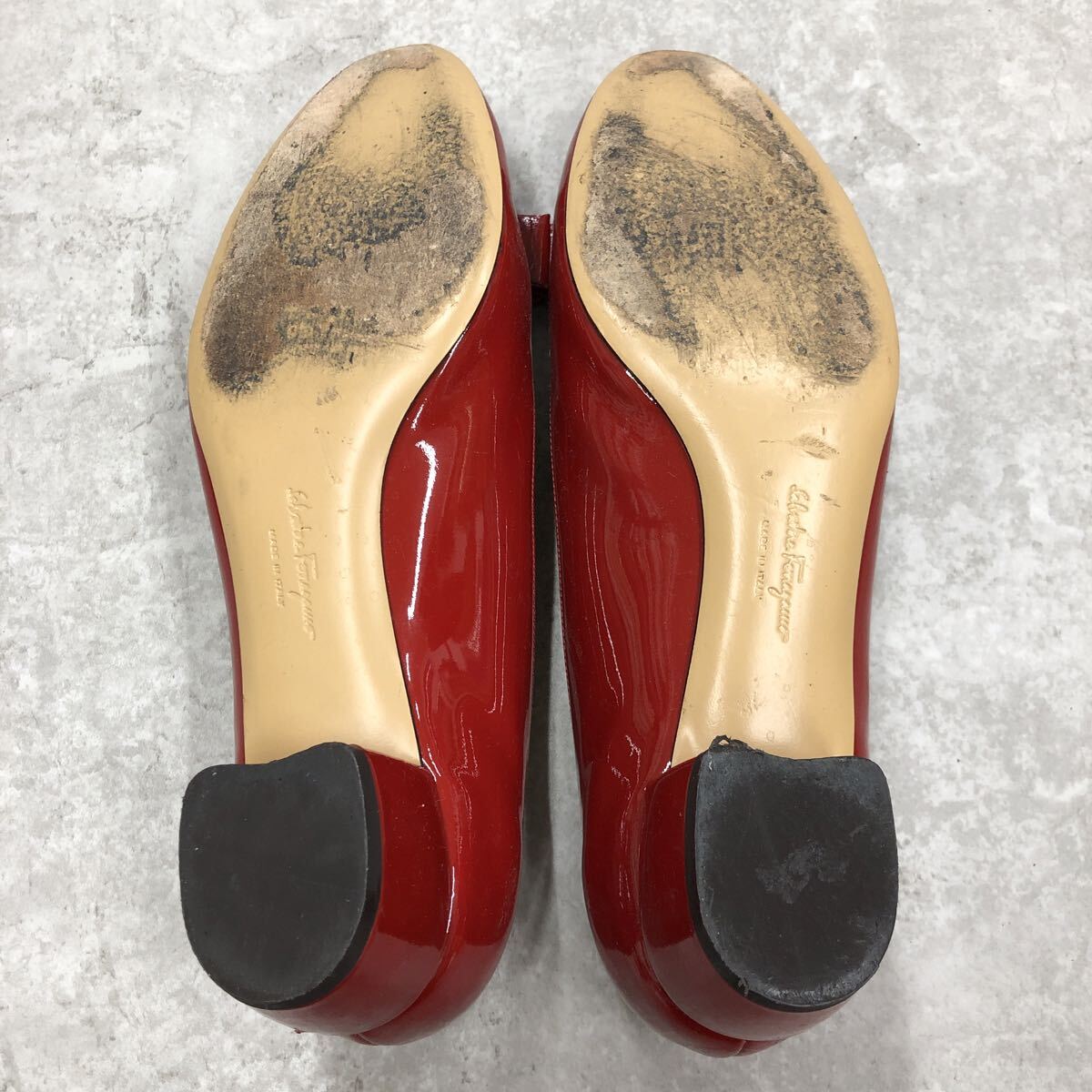 Salvatore Ferragamo туфли-лодочки vala лента vala Италия производства плоская обувь красный эмаль красный примерно 24.5cm