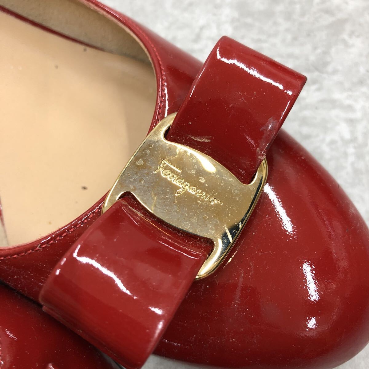 Salvatore Ferragamo туфли-лодочки vala лента vala Италия производства плоская обувь красный эмаль красный примерно 24.5cm