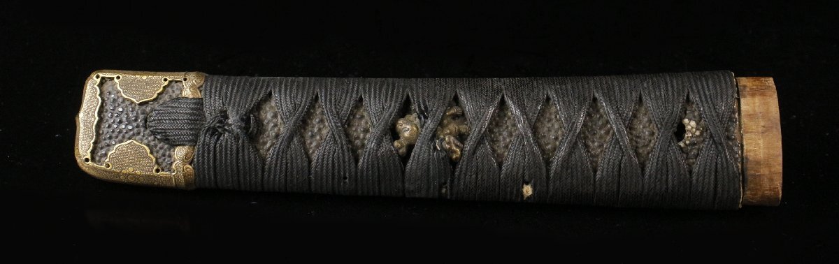 [LIG] маленький река дом .. товар Kumamoto префектура старый дом магазин . 9 .. длинный меч .84. чёрный . кожаная оплетка рисунок гравировка металлические принадлежности металлический земля .. гарда меча экстерьер меч принадлежности [.QE]25.11