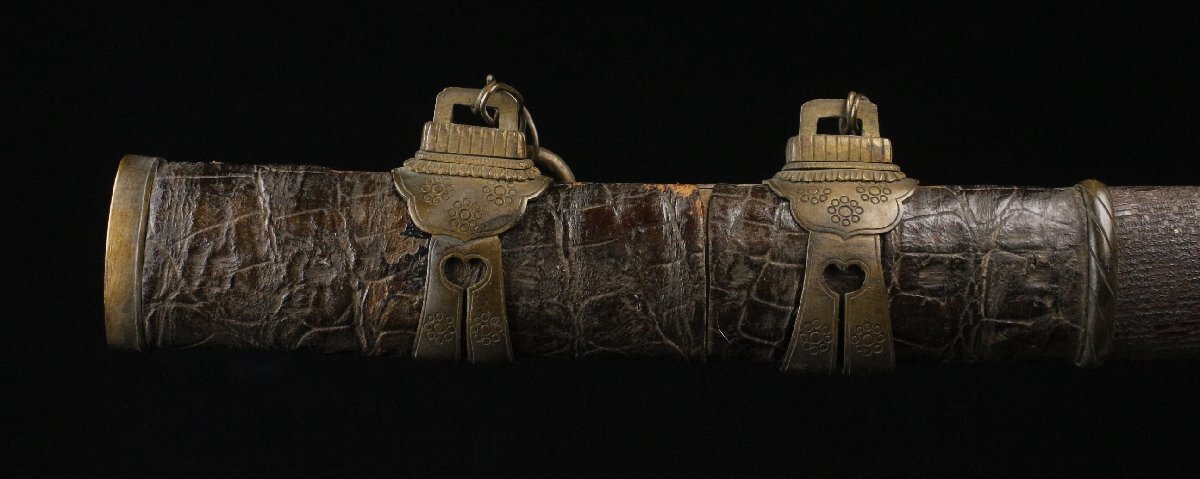 [LIG] маленький река дом .. товар Kumamoto префектура старый дом магазин . 9 .. длинный меч .84. чёрный . кожаная оплетка рисунок гравировка металлические принадлежности металлический земля .. гарда меча экстерьер меч принадлежности [.QE]25.11