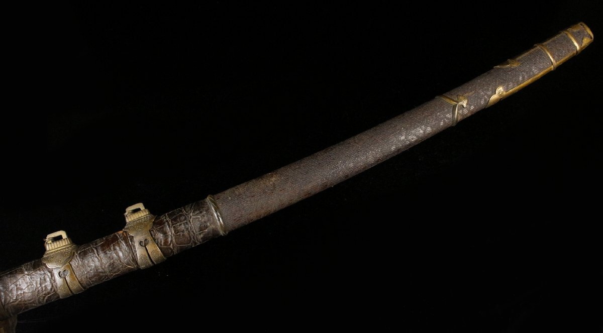 [LIG] маленький река дом .. товар Kumamoto префектура старый дом магазин . 9 .. длинный меч .84. чёрный . кожаная оплетка рисунок гравировка металлические принадлежности металлический земля .. гарда меча экстерьер меч принадлежности [.QE]25.11