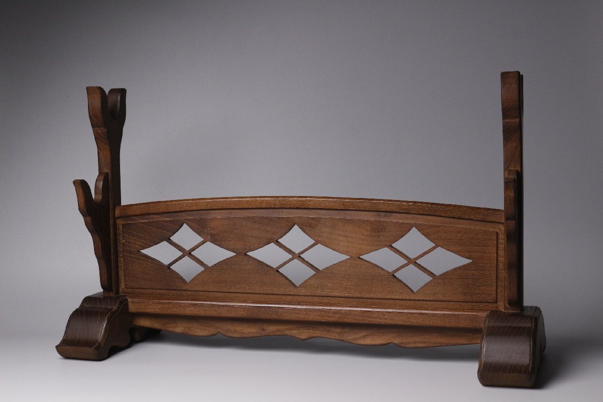 【LIG】時代 木造 透彫四割菱紋 刀掛 53㎝ 二本掛 刀架 刀装具 旧家収蔵品 [.R]25.11_画像2