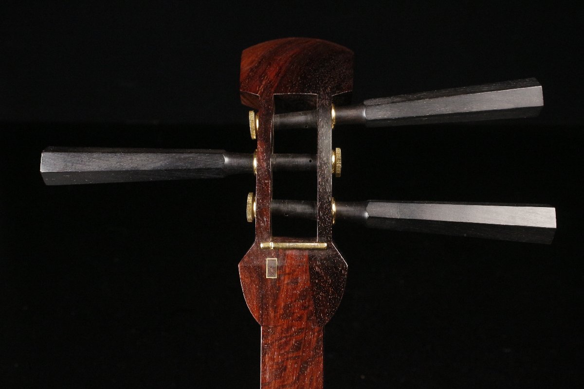 【LIG】最高級 三味線 紅木 東さわり K9刻印 金細 二本溝 子持綾杉胴 ケース付 和楽器 弦楽器 [.EP]25.10_画像4