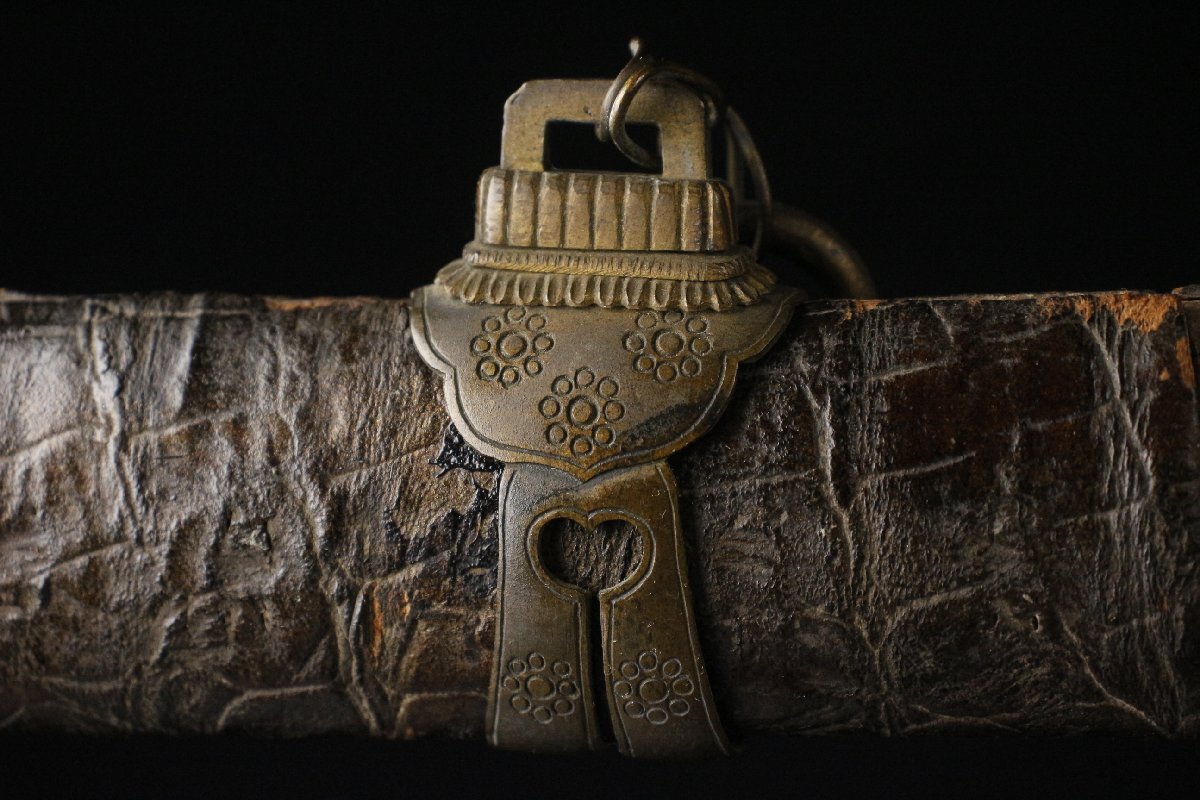 [LIG] маленький река дом .. товар Kumamoto префектура старый дом магазин . 9 .. длинный меч .84. чёрный . кожаная оплетка рисунок гравировка металлические принадлежности металлический земля .. гарда меча экстерьер меч принадлежности [.QE]25.11