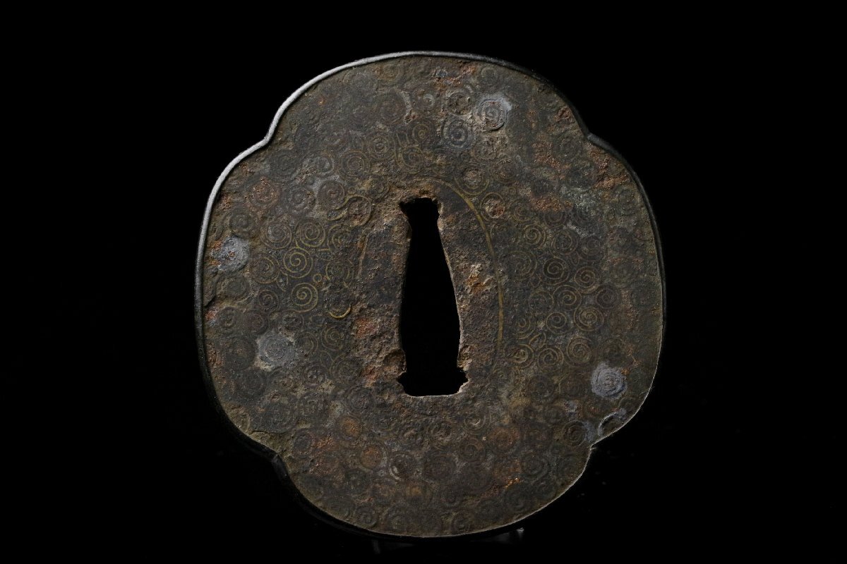 [LIG] маленький река дом .. товар Kumamoto префектура старый дом магазин . 9 .. длинный меч .84. чёрный . кожаная оплетка рисунок гравировка металлические принадлежности металлический земля .. гарда меча экстерьер меч принадлежности [.QE]25.11