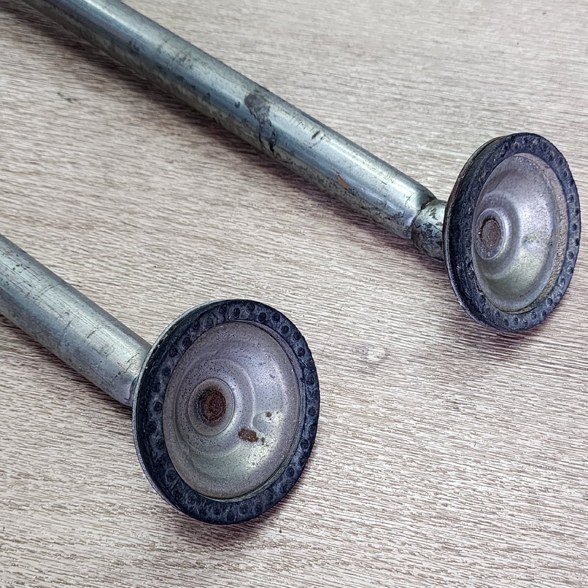 中古品 本宏製作所 777 スリーセブン 脚立安全ストッパー S-1 2本セット 丸パイプ脚立専用 φ25.4～φ28.6 最大荷重100kg [Q1882]_画像5