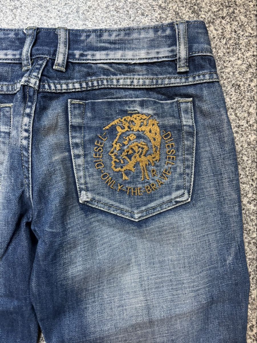 DIESEL イタリア製 W29 デニムパンツ 激渋 鬼フェード ディーゼル ロゴ刺繍 インディゴ ブーツカット フレアパンツ ボトムス 古着 USED _画像4