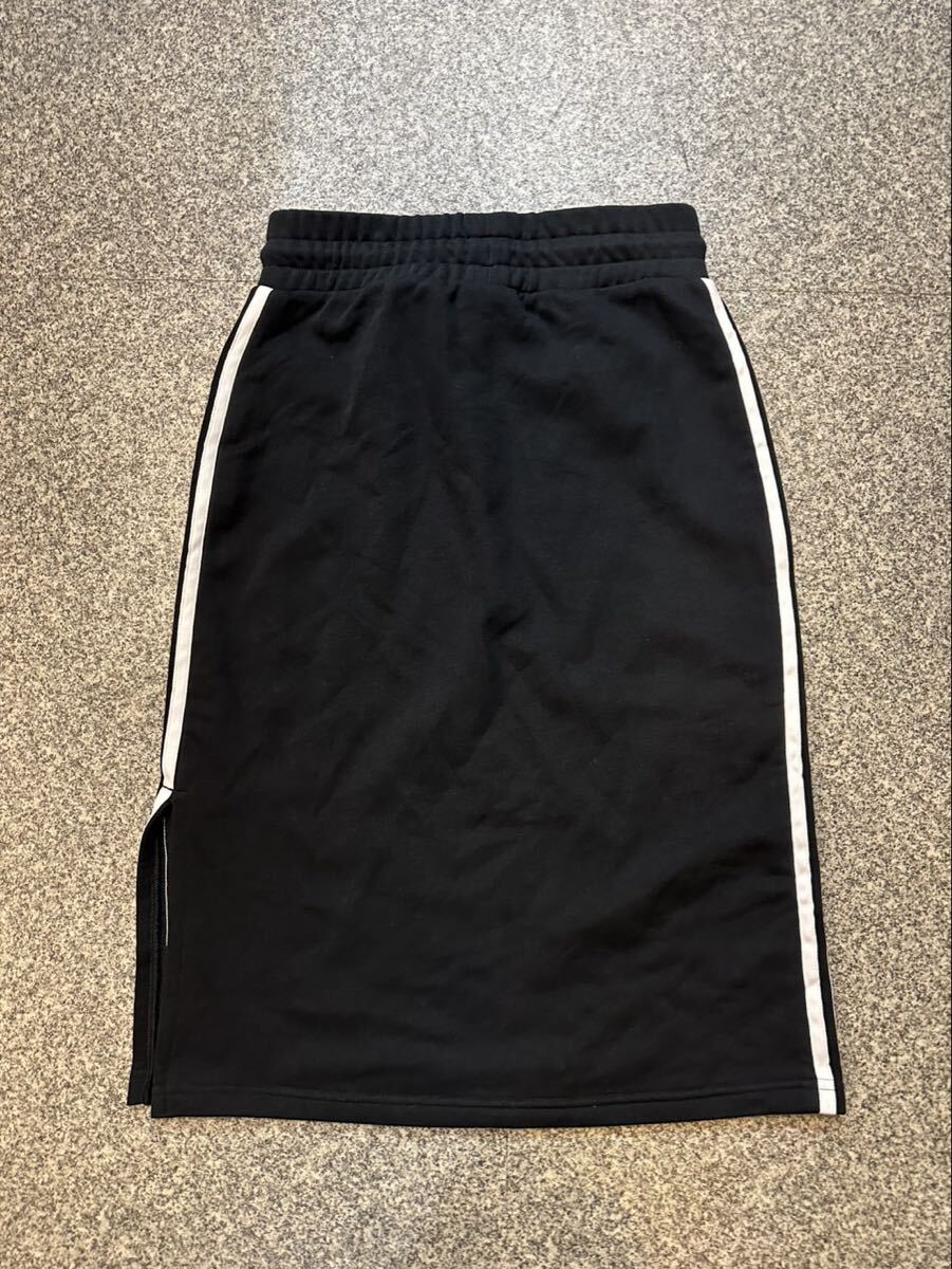 adidas IR9804 パキスタン製 S スカート ボトムス 3ストライプス ブラック 黒 ショート丈 アディダス ミニスカート ロゴ刺繍 古着 USED _画像2