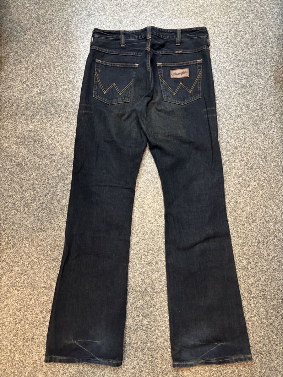 Wrangler W32 中国製 デニムパンツ フェード インディゴ ヒゲ フレアパンツ ブーツカット ラングラー ジーンズ ジーパン 古着 ユーズド_画像2