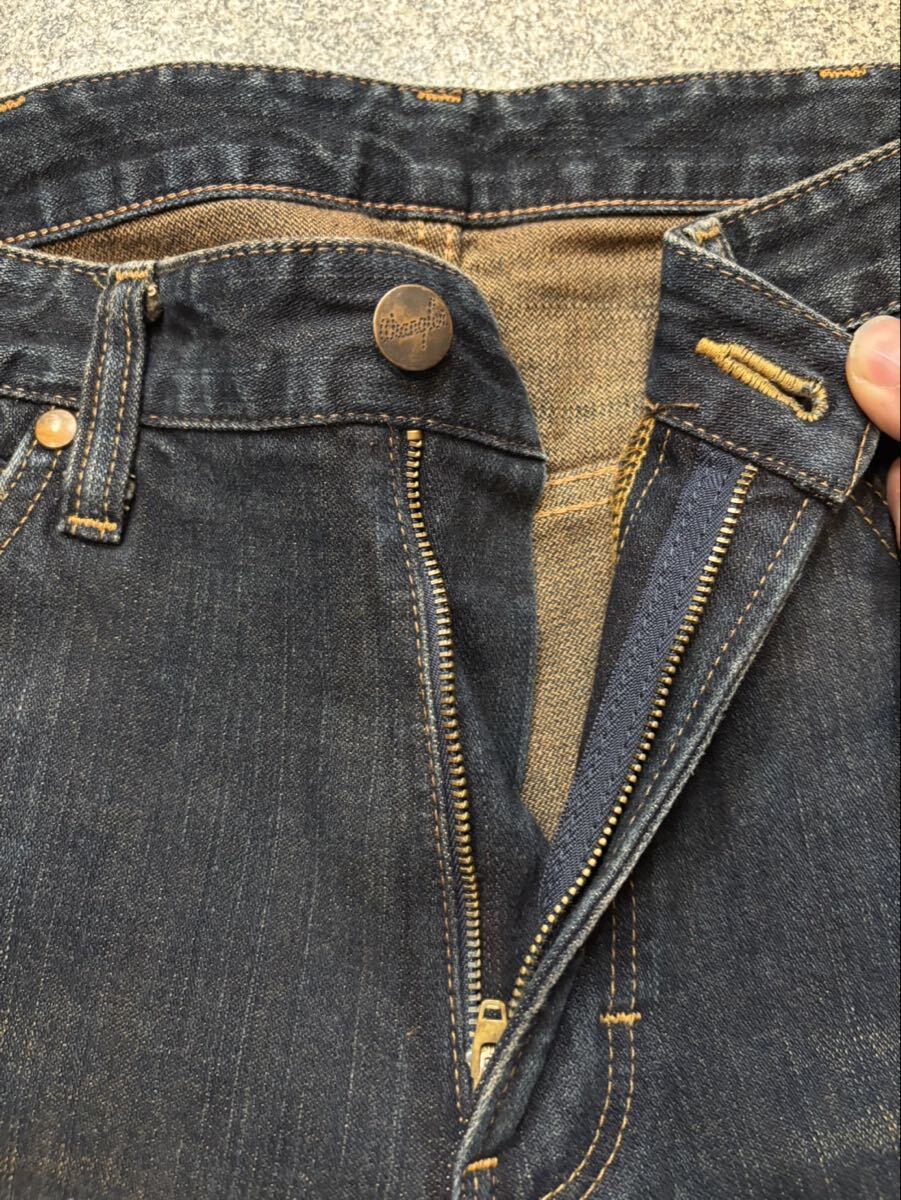 Wrangler W32 中国製 デニムパンツ フェード インディゴ ヒゲ フレアパンツ ブーツカット ラングラー ジーンズ ジーパン 古着 ユーズド_画像3