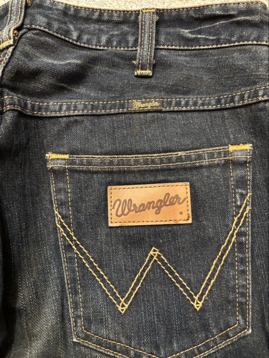 Wrangler W32 中国製 デニムパンツ フェード インディゴ ヒゲ フレアパンツ ブーツカット ラングラー ジーンズ ジーパン 古着 ユーズド_画像4
