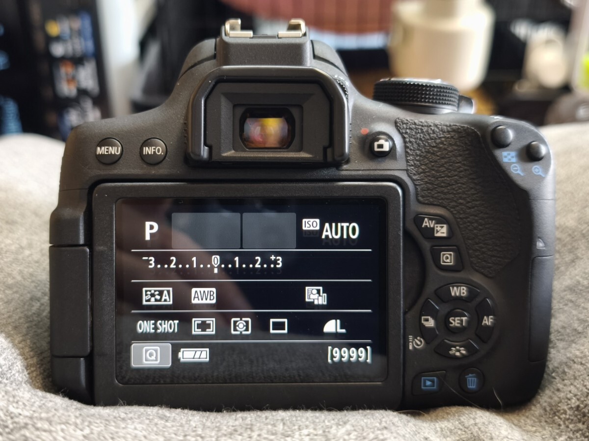 美品 動作品 デジタル 一眼レフ カメラ ボディ 本体 CANON EOS Kiss X8i バッテリー 充電器 付属_画像2