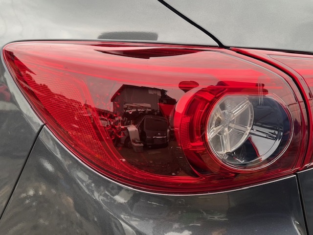 H26年 BM2FS アクセラ スポーツ 左テールランプ 42A ガンメタ 中古品 即決 102918 25103 M 工場棚_画像1