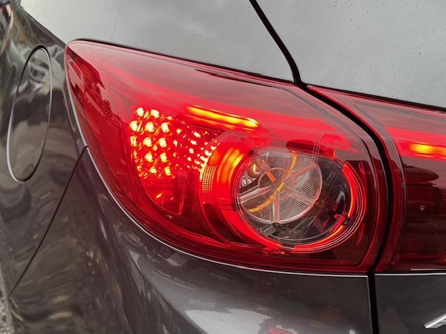 H26年 BM2FS アクセラ スポーツ 左テールランプ 42A ガンメタ 中古品 即決 102918 25103 M 工場棚_画像2