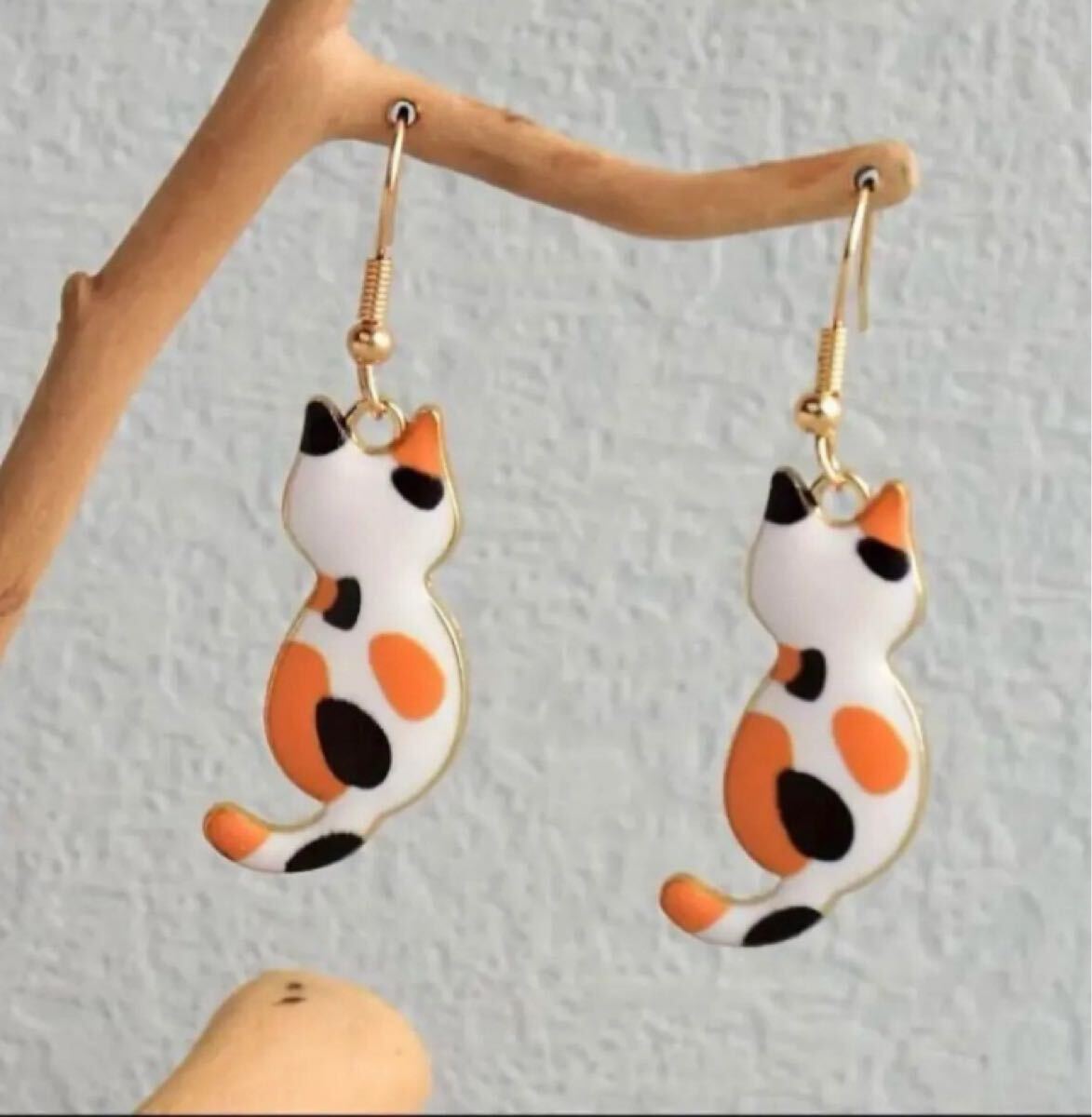 可愛い後ろ姿！癒やし系 三毛猫のフックピアス ピアス 猫　猫好きさん必見♪_画像1
