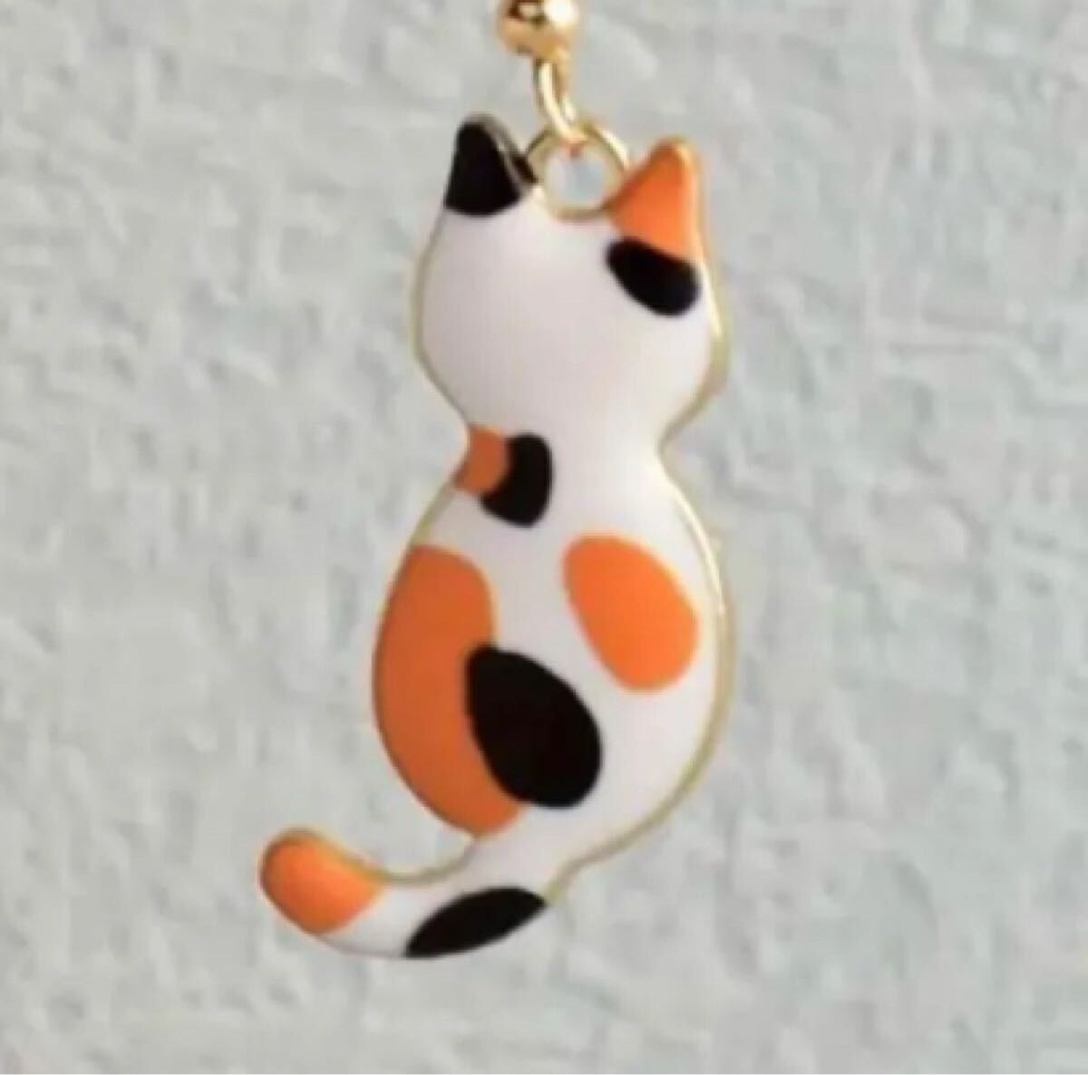 可愛い後ろ姿！癒やし系 三毛猫のフックピアス ピアス 猫　猫好きさん必見♪_画像2