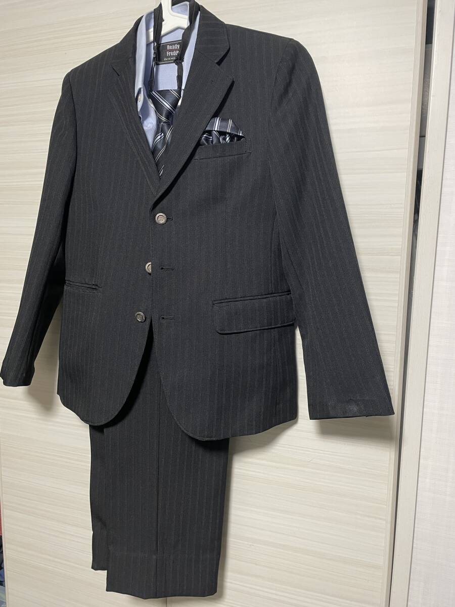 【used】男児 フォーマルスーツ 入学式 卒業式 150cmサイズ 黒・ストライプ 5点セット(ジャケット、パンツ、シャツ、ネクタイ、チーフ)_画像2