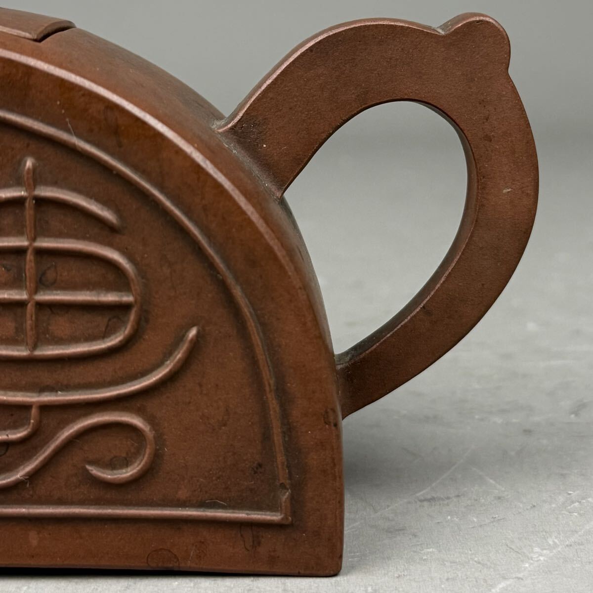 中国美術 唐物 聞記 朱泥 急須 紫砂 後手急須 蓋内在銘 茶注 宜興 古陶磁工芸 古美術品 書 時代品 古玩 茶心壺 363g_画像7