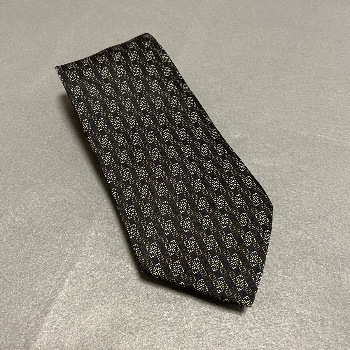 1 иен старт! не использовался класс FENDI Fendi Zucca рисунок шелк 100 галстук Италия производства черный общий рисунок бизнес постоянный Thai 