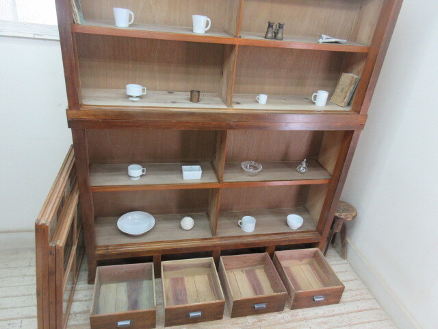 特大!古い木味モールガラスの4杯引出重ね収納棚高さ210㎝G133 アンティーク家具重ねガラス戸棚陳列棚食器棚店舗什器カフェ什器無垢材古家具_画像6
