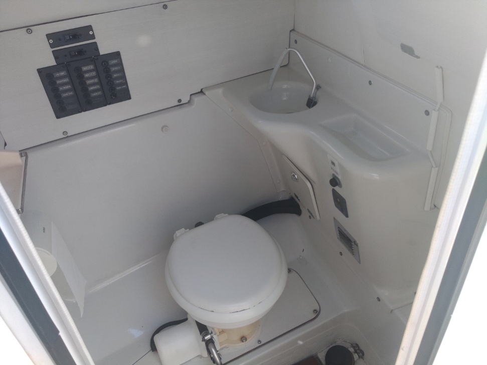 北海道発☆ＦＲー２６　船体のみ　美艇　キャビンドア付　トイレ生簀装備　室内土禁仕様　船検令和１０年２月☆格安売切　運搬可　_画像8